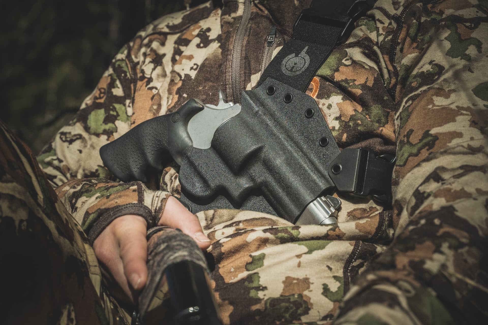 GunfightersINC Kenai Chest Holster for a Sig P320 X-Ten, Right Hand, Mas/Grey-Coyote Tan